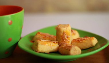 Kastengel veya Hollandalı Endonezya peynir sopa kurabiye ve çay.