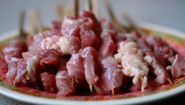 Ham keçi satay ya da kuzu eti satay. Hazır ızgara. 