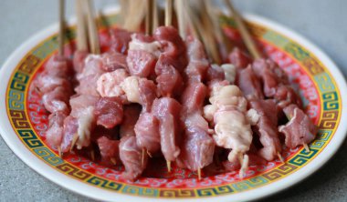 Ham keçi satay ya da kuzu eti satay. Hazır ızgara. 