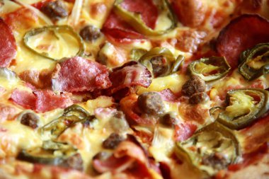 Pizza füme Dana eti, soğan, yeşil biber ve Mozzarella peyniri tepesi ile. Ahşap arka plan.