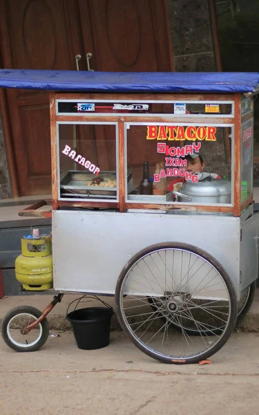 印度尼西亚德波克 2017年9月2日 销售巴塔戈尔 Bakso Tahu Goreng 的街头食品供应商 巴塔戈尔是日光浴印尼炸鱼饺子 通常配以花生酱 — 图库照片