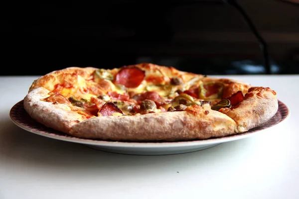 燻製牛肉 ピーマン モッツァレラチーズをトッピングとピザ 木材の背景 — ストック写真