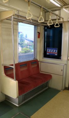 Jakarta, Endonezya - 13 Ekim 2017: Öncelik koltuk banliyö hattı Jakarta. Sadece yaşlı yolcular, hamile kadınlar, bedensel devre dışı ve anne ile bebek için.