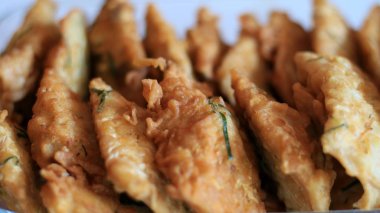 Tempe Kemul. Fried Tempe un hamuru ile.