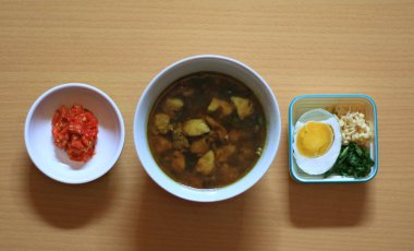 Rawon. Geleneksel Endonezya sığır çorbası, aslen Surabaya siyah. Buhar pirinç, tuzlu yumurta, fasulye filizi ve chili sos ile servis.