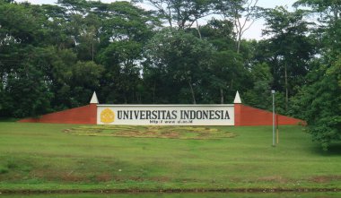 Depok, Endonezya - 18 Ekim 2017: Üniversitesi, Depok, Batı Java Endonezya'da tabela.