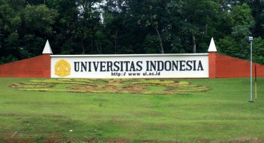 Depok, Endonezya - 18 Ekim 2017: Üniversitesi, Depok, Batı Java Endonezya'da tabela.