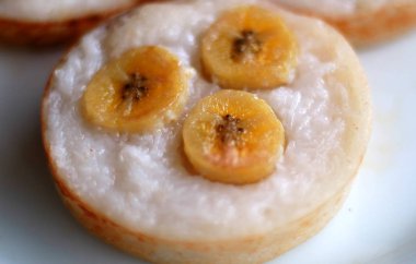 Hindistan cevizli muzlu kek veya Kue pisang kelapa. Endonezya geleneksel snack. Pirinç unu, Hindistan cevizi, Hindistan cevizi sütü, şeker ve muz yapılmış.