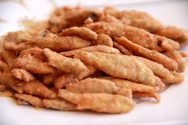 Gevrek küçük balık ve chili sos.