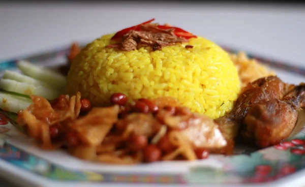 Riso Curcuma Indonesiano Kuning Nasi Servito Con Uovo Fritto Pollo — Foto Stock