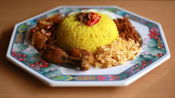 印尼姜黄饭或鼻黄 配上煎蛋 鸡肉和黄瓜 — 图库照片