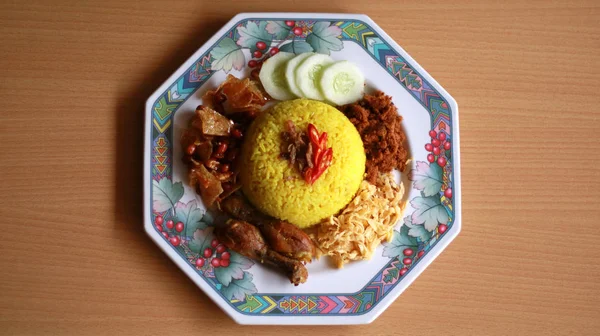 Riso Curcuma Indonesiano Kuning Nasi Servito Con Uovo Fritto Pollo — Foto Stock