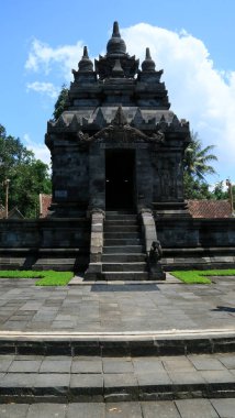 Magelang, Endonezya - 23 Aralık 2017: Pawon Magelang, Orta Java tapınakta. İki diğer Budist tapınaklar arasında Borobudur ve Mendut yer. 9. yüzyılda inşa edilmiş.