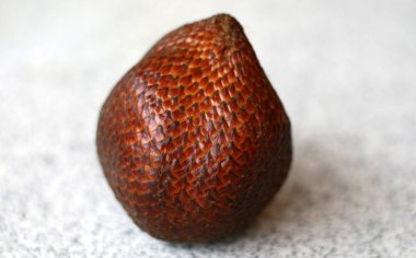 Salak meyve ya da Salacca zalacca. Endonezya'nın tropikal meyve. 