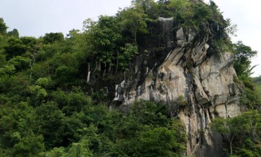 Batu Gantung veya Toba Gölü'nde taş asılı, Simalungun Regency, Kuzey Sumatra, Endonezya