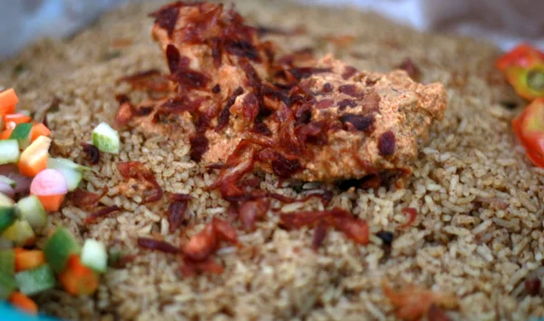 Nasi Kebuli Atau Nasi Kebuli Sebuah Hidangan Nasi Kukus Bergaya — Stok Foto