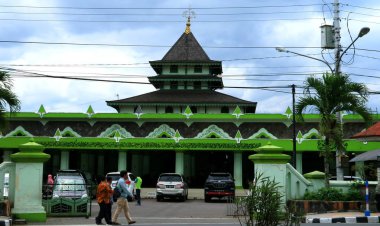 Magelang, Endonezya - 6 Şubat 2018: Magelang Ulu Camii veya Orta Java'da Mescid-i Aksa olarak bilinen.