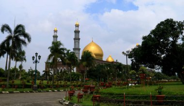 Depok, Endonezya - 11 Şubat 2018: Dian Al-Mahri Camii, Ayrıca Altın Kubbe Camii veya Mescidi Kubah Emas Depok, Batı Java olarak da bilinir.