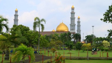 Depok, Endonezya - 11 Şubat 2018: Dian Al-Mahri Camii, Ayrıca Altın Kubbe Camii veya Mescidi Kubah Emas Depok, Batı Java olarak da bilinir.
