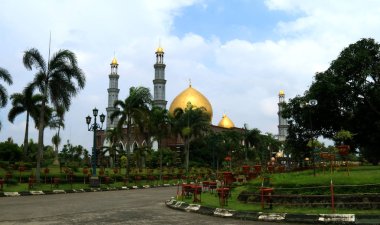 Depok, Endonezya - 11 Şubat 2018: Dian Al-Mahri Camii, Ayrıca Altın Kubbe Camii veya Mescidi Kubah Emas Depok, Batı Java olarak da bilinir.