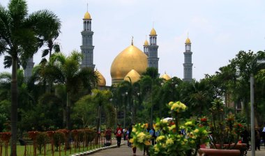 Depok, Endonezya - 11 Şubat 2018: Dian Al-Mahri Camii, Ayrıca Altın Kubbe Camii veya Mescidi Kubah Emas Depok, Batı Java olarak da bilinir.