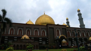 Depok, Endonezya - 11 Şubat 2018: Dian Al-Mahri Camii, Ayrıca Altın Kubbe Camii veya Mescidi Kubah Emas Depok, Batı Java olarak da bilinir.