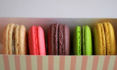 Renkli kurabiye macarons bir kutu içinde.