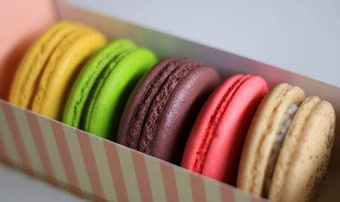 Renkli kurabiye macarons bir kutu içinde.