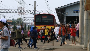 Bogor, Endonezya - 14 Nisan 2018: Yolcular banliyö hattı Bogor tren istasyonunda Batı Java.
