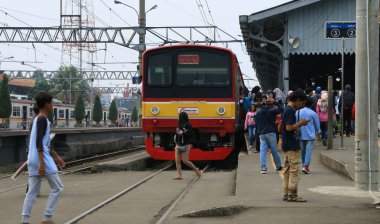 Bogor, Endonezya - 14 Nisan 2018: Yolcular banliyö hattı Bogor tren istasyonunda Batı Java.