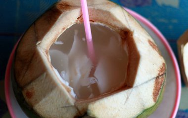 Küçük Hindistan cevizi. Nemlendirici ve ferahlatıcı bir içecek. Genç et yemiş olabilir.