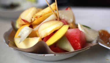 Endonezya meyve salatası veya rujak. Fıstık soslu geleneksel meyve salatası.