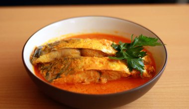 Gulai gouramis. Zengin, baharatlı ve sulu köri içeren yiyecek türü.