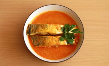 Gulai gouramis. Zengin, baharatlı ve sulu köri içeren yiyecek türü.