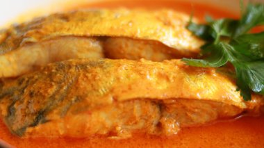 Gulai gouramis. Zengin, baharatlı ve sulu köri içeren yiyecek türü.
