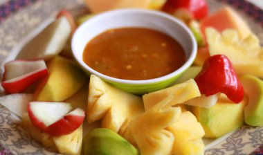 Endonezya meyve salatası veya rujak. Fıstık soslu geleneksel meyve salatası..