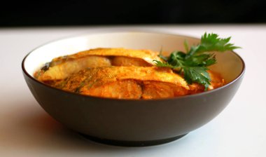Gulai gouramis. Zengin, baharatlı ve sulu köri içeren yiyecek türü.