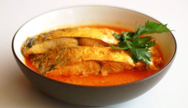 Gulai gouramis. Zengin, baharatlı ve sulu köri içeren yiyecek türü.
