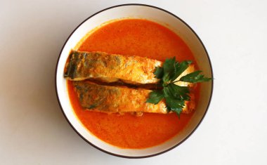 Gulai gouramis. Zengin, baharatlı ve sulu köri içeren yiyecek türü.