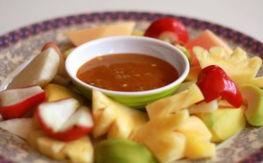 Endonezya meyve salatası veya rujak. Fıstık soslu geleneksel meyve salatası..