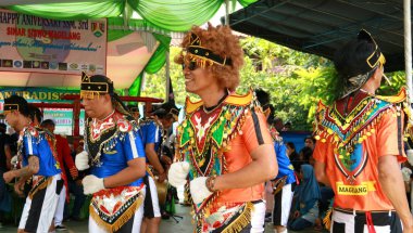 Jakarta, Endonezya - 13 Mayıs 2018: Adam (Ssm grubunun üyesi) Kubro Siswo, Magelang, Doğu Jakarta Orta Cava geleneksel performanslı sanat dans.
