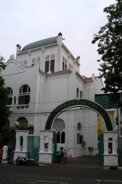 Jakarta, Endonezya - 21 Mayıs 2018: Mutiah Camii kesin ya da Meutiah Camii merkezi Jakarta kesti. Bina başlangıçta bir mimari ofis olarak 1922 yılında inşa edilmiştir.