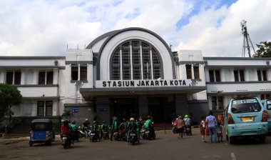 Jakarta, Endonezya - 24 Mayıs 2018: Jakarta Kota Tren İstasyonu Kota, Kuzey Jakarta eski şehir çekirdek. Beos istasyonu olarak bilinir. 1887 yılında inşa.