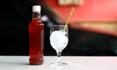 Bir Pletok, otlar ve baharatlar içeren geleneksel Betawi (Jakarta) içecek.