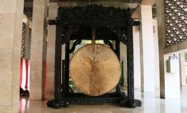Jakarta, Endonezya - 11 Haziran 2018: Büyük bedug (inek derisi yapılan geleneksel ahşap davul) İstiklâl cami de. 