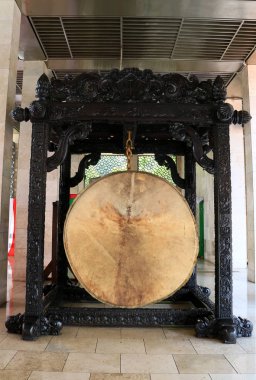 Jakarta, Endonezya - 11 Haziran 2018: Büyük bedug (inek derisi yapılan geleneksel ahşap davul) İstiklâl cami de. 
