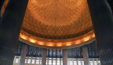Jakarta, Endonezya - 11 Haziran 2018: İstiklâl Camii ana kubbe iç.