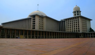 Jakarta, Endonezya - 14 Haziran 2018: Mescid İstiklâl veya merkez Jakarta İstiklâl Camii. Endonezya Ulusal Camii 22 Şubat 1978 yılında halka açıldı.
