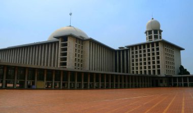 Jakarta, Endonezya - 14 Haziran 2018: Mescid İstiklâl veya merkez Jakarta İstiklâl Camii. Endonezya Ulusal Camii 22 Şubat 1978 yılında halka açıldı.