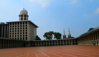 Jakarta, Endonezya - 14 Haziran 2018: Mescid İstiklâl veya merkez Jakarta İstiklâl Camii. Endonezya Ulusal Camii 22 Şubat 1978 yılında halka açıldı.